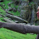 Rey sosteniendo el sable láser de Luke Skywalker en el Episodio VII de Star Wars. Imagen: Lucas Films